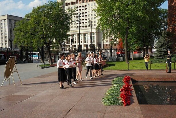 Зеленоградцы возложили цветы к мемориалу в Москве