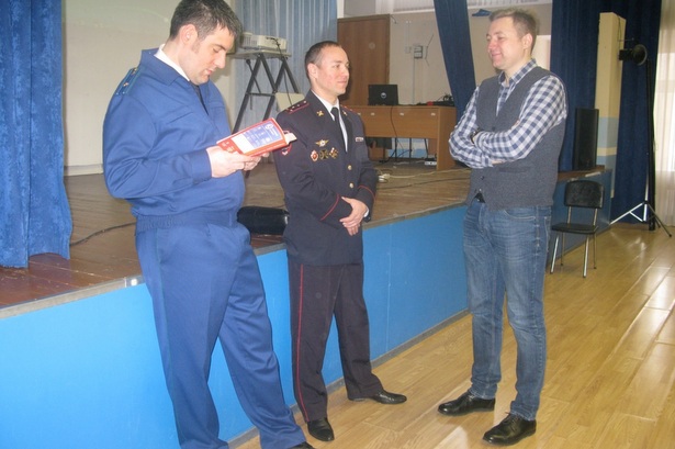 Школьники Старого Крюково пообщались с сотрудниками прокуратуры и полиции