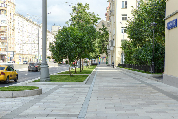Собянин открыл Валовую улицу и Серпуховскую площадь после благоустройства