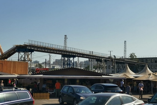 На станции Крюково возводят временный пешеходный мост