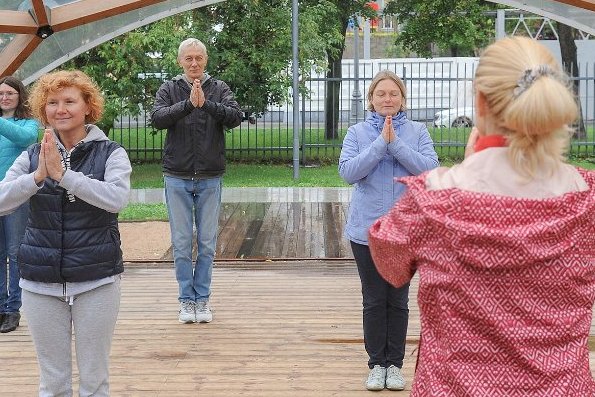 Пожилые москвичи по QR-коду смогут посещать занятия "Московского долголетия» на свежем воздухе
