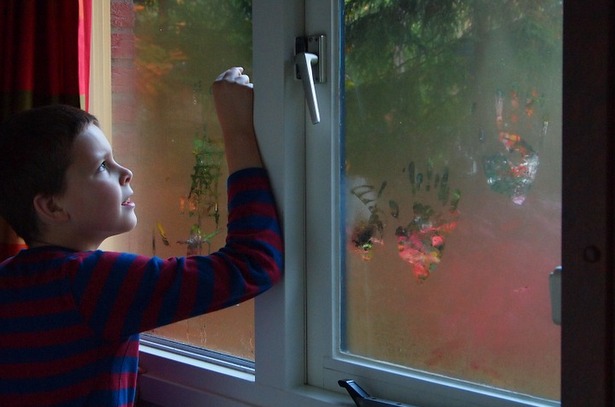 Окно в квартире-потенциально опасное место для ребёнка