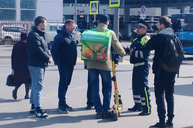 На Крюковской площади прошел рейд по пресечению нарушений среди пользователей электросамокатов