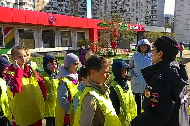 Сотрудники Госавтоинспекции Зеленоградского округа провели акцию «Шагающий автобус»