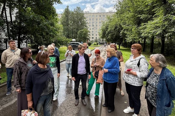 Глава управы района Старое Крюково осмотрел подъезды и дворы 8-го микрорайона
