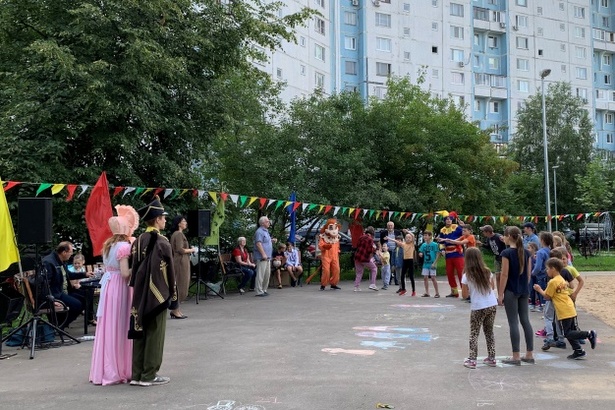 Депутаты района Старое Крюково провели дворовый праздник у корпуса 930