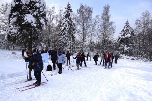Жители Старого Крюково провели пятницу на лыжне