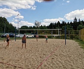 Дети и взрослые сразились в турнире по пляжному волейболу
