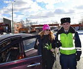 Дорожные инспекторы Зеленограда в честь праздника дарят автоледи цветы