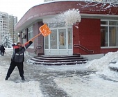 Сотрудники инженерной службы района Старое Крюково проводят работу по уборке и вывозу снега с дворовых территорий района