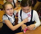 На занятиях по оригами гимназисты научились делать солдатские звезды