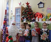 Дед Мороз приехал в Центр поддержки семьи и детства «Зеленоград» на пожарной машине