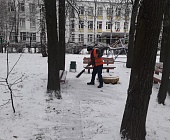Коммунальщики Старого Крюкова убирают снег и лед