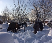 Центр «Славяне» Старого Крюково расчистил от снега могилы участников войны