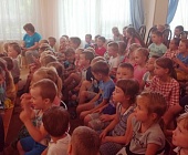 В Старом Крюково, в школе 853 детям показали кукольный спектакль "Путешествие колобка"