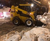 Сотрудники инженерной службы района Старое Крюково очищают от снега внтуридворовые проезды