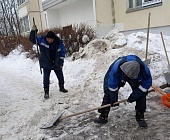Сотрудники инженерной службы района Старое Крюково очищают от снега внтуридворовые проезды