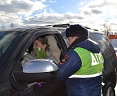 Дорожные инспекторы Зеленограда в честь праздника дарят автоледи цветы