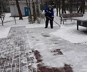 Коммунальщики Старого Крюкова убирают снег и лед