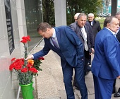 В Зеленограде торжественно возложили цветы к мемориальной доске Геннадия Гуськова